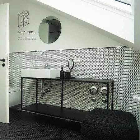The Grey House Apartment *